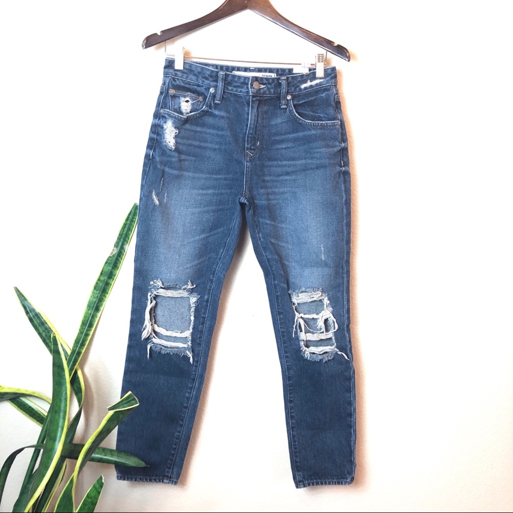 Denim Woman Lovers + Friends || Distressed Denim Ripped Jeans